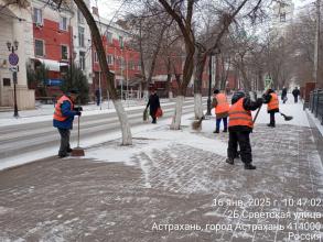 Около 100 человек расчищают от снега парки и скверы Астрахани