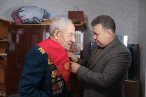  Игорь Редькин вручил юбилейную медаль к 80-летию Победы ветерану ВОВ