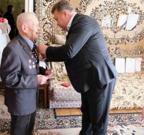 Игорь Редькин вручил юбилейную медаль Степану Ивановичу Гладилину   