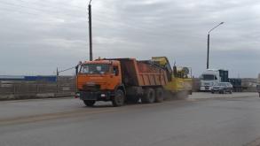 На Кубанском мосту очищают от наносного грунта и пыли осевую линию