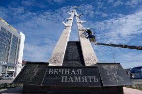 В Астрахани коммунальные службы приводят в порядок памятники