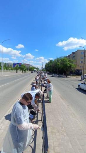 На улице Яблочкова покрасили лееерное ограждение