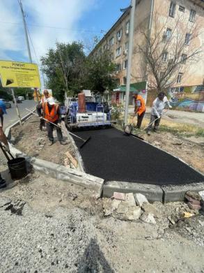 На ул. Б. Хмельницкого обновляют тротуары