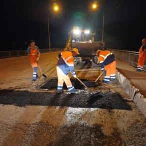 На Мясокомбинатском мосту провели ямочный ремонт дороги