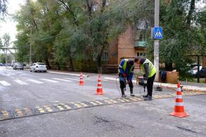 В Астрахани устанавливают «лежачих полицейских» рядом с социальными объектами