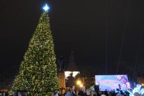 В Астрахани зажгли огни на главной городской елке
