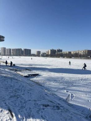 Лед на городских водоемах все еще тонок