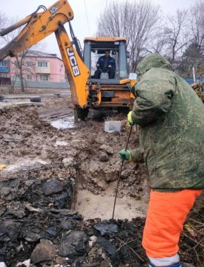 За праздничные дни в Астрахани устранили почти полтысячи канализационных засоров