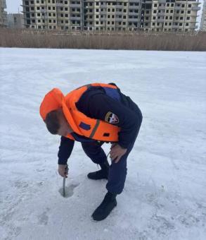 Лед на внутригородских водоемах Астрахани становится тоньше  