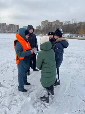 В Астрахани проходят рейды по выявлению безнадзорного нахождения детей на льду