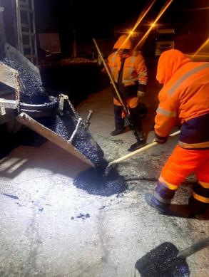 На мостах в Астрахани ремонтируют дорожное покрытие