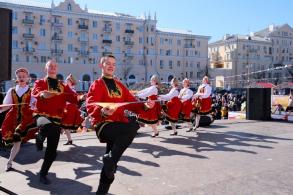 Свыше шести тысяч человек отметили Масленицу на площади Ленина