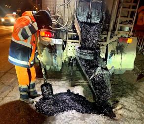 В Астрахани наращивают темпы ямочного ремонта после зимы