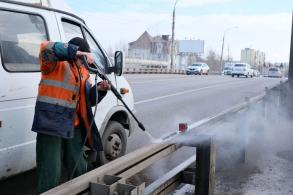 В Астрахани моют шумовые экраны и отбойники