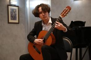 Учащийся астраханской школы искусств представил город на Всероссийском конкурсе гитаристов