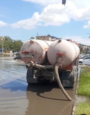В Астрахани устраняют последствия ночного дождя