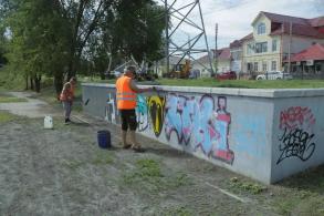 Городские коммунальные службы продолжают ежедневную уборку улиц и зон отдыха