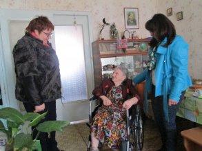 Вручение юбилейных медалей на дому.