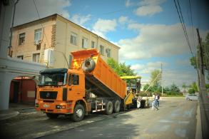 На улице Ульяновых обновляют дорожное покрытие