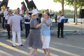 В преддверии 460-летия основания города Астрахани на Бульваре Победы для горожан проведено праздничное мероприятие, которое включило в себя несколько зон отдыха