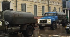 Коммунальщики откачивают дождевую воду