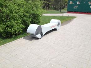 На Бульваре Победы появились две креативные лавочки