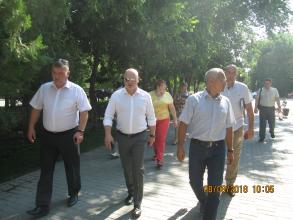 Глава администрации Ленинского района – В.В. Наумов провел выездное рабочее совещание по вопросу содержания и благоустройства  сквера им. 60 лет Сталинградской битвы и прилегающей территории к многоквартирным домам по ул. Комсомольская Набережная.