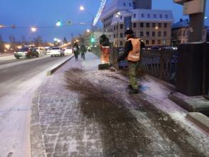 Городские коммунальщики расчищают снег и обрабатывают дороги и тротуары
