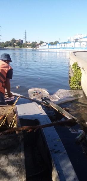 Более двух тонн мусора выловили из городских водоемов за неделю