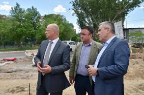 Олег Полумордвинов проверил ход работ на Комсомольской набережной