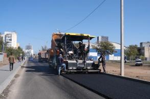 На улице Куликова кладут асфальт