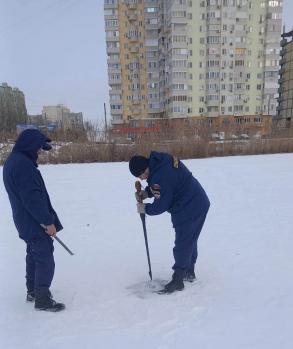 Сотрудники аварийно-спасательного центра продолжают ежедневные замеры льда