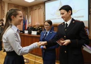 12 юных астраханцев получили паспорт в День Конституции