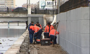 На Набережной 1 Мая восстанавливают тротуарную плитку