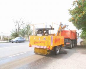 На улицы Астрахани вышла новая коммунальная техника