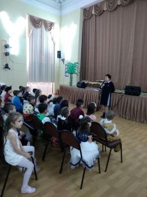 Администрация города проводит благотворительные елки для детей