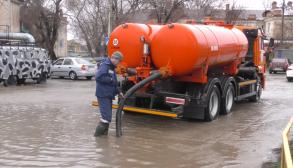 В Астрахани продолжаются работы по устранению последствий непогоды