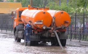 За ночь коммунальщики откачали свыше 400 кубометров дождевых вод 