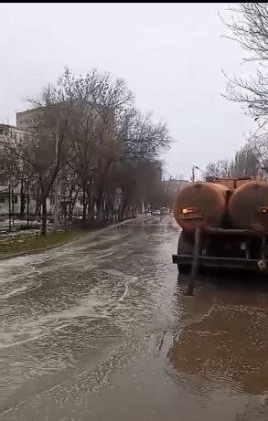 С улиц Астрахани откачали 128 кубометров талых вод