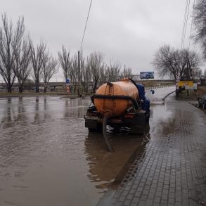 Коммунальные службы города продолжают работать в усиленном режиме