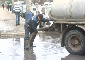 Коммунальные службы Астрахани устраняют последствия непогоды