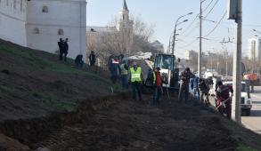 Администрация города приступила к благоустройству откосов кремля