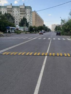 На новых дорогах у социальных объектов устанавливают искусственные неровности