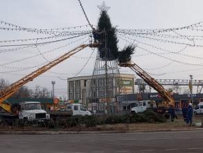 Во всех районах Астрахани устанавливают ёлки