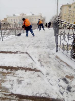 Коммунальщики с ночи расчищают дороги