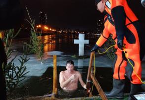 В Астрахани в ночь на Крещение в купаниях приняли участие более двух тысяч человек