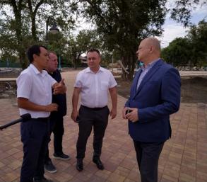 В Астрахани завершается благоустройство сквера Строителей