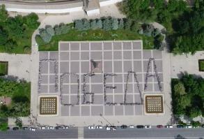 Астраханцы составили слово «Победа»