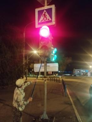 В Астрахани моют светофоры и дорожные знаки