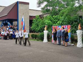 Почти для двух тысяч астраханских одиннадцатиклассников прозвучал последний звонок